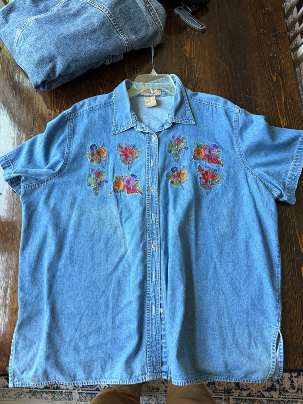 Women’s Vintage Embroidered Light Blue Denim Short-Sleeve Shirt - Unbranded